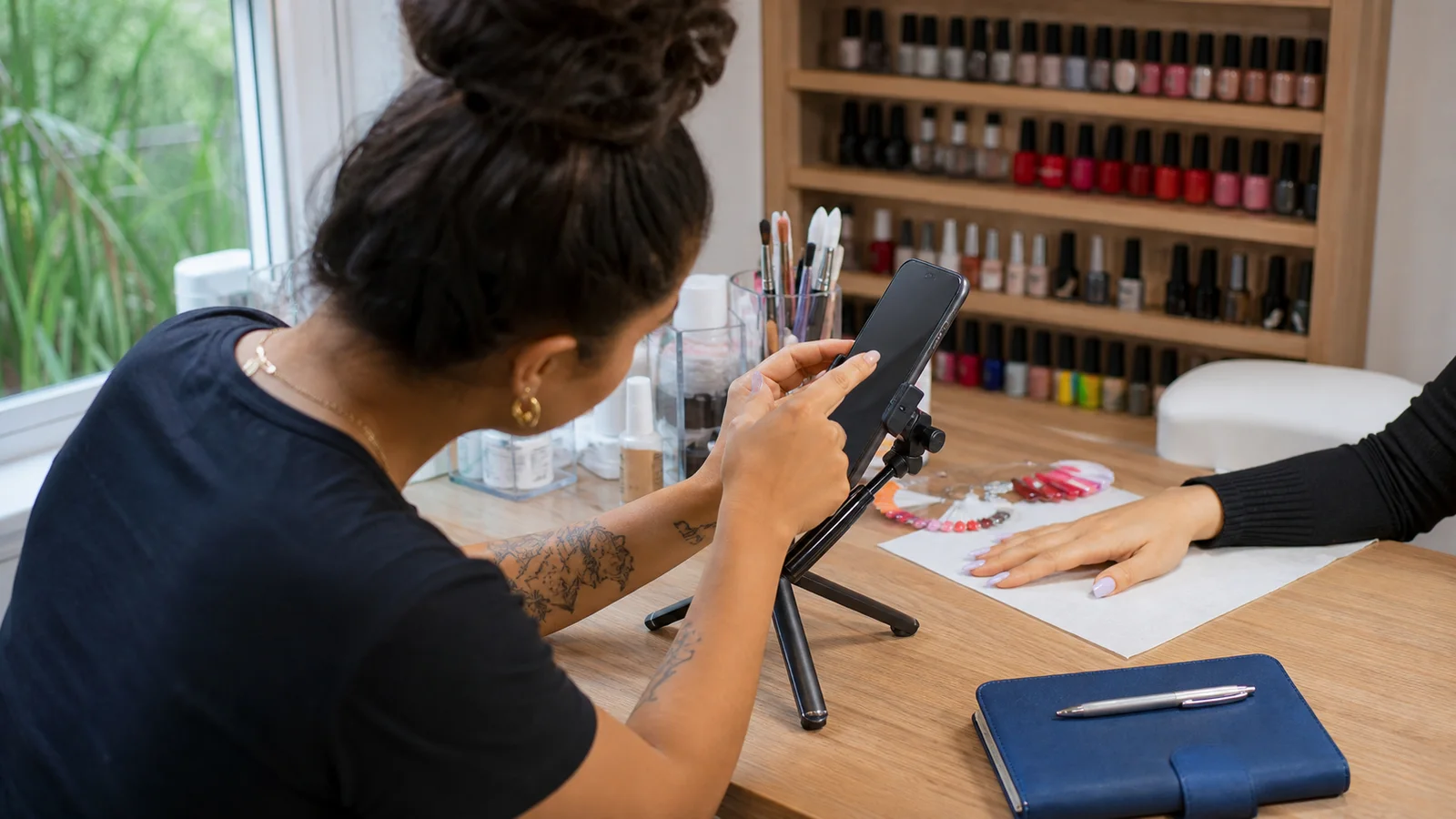 Profissional de unhas fotografando um trabalho para as redes sociais