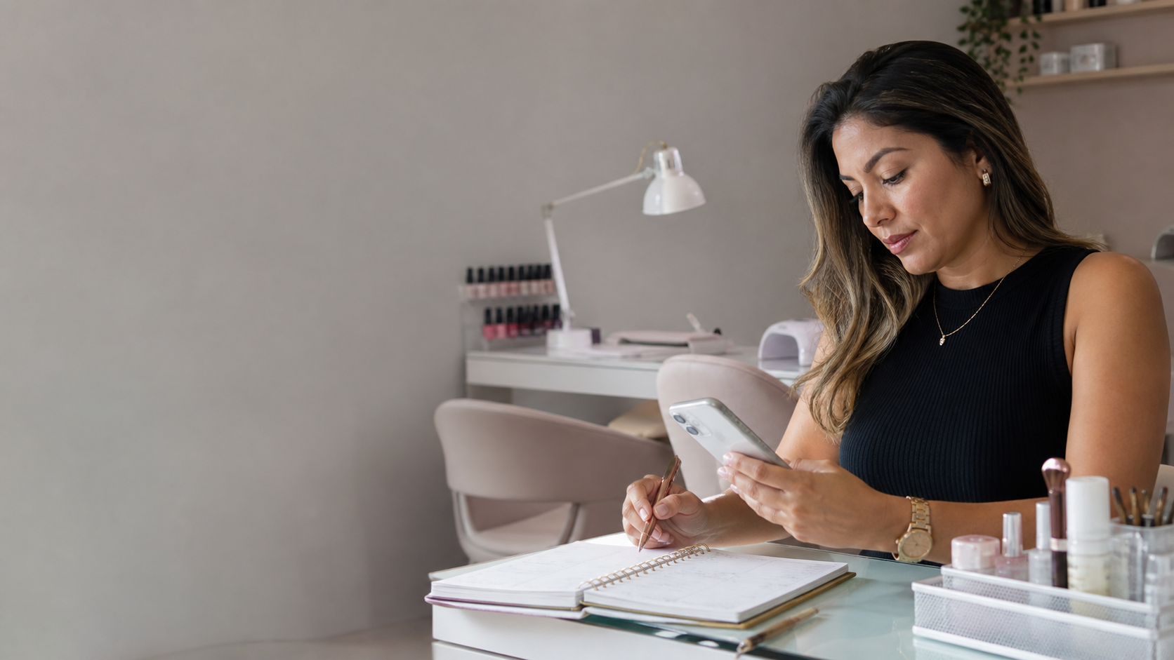 Nail designer organizando agenda, anotações e rotina de atendimento no estúdio